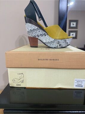 HOLDING HORSES Abbie Slingback Platform Sandal in Mustard and Black
